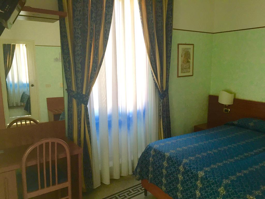 Hotel Miramare Ladispoli Kamer foto