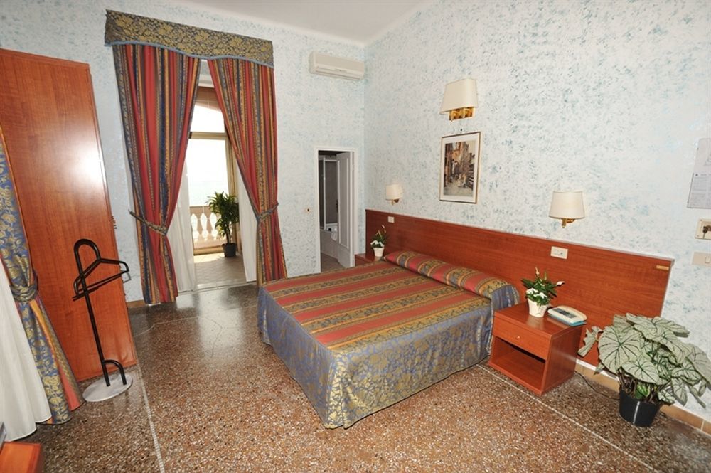 Hotel Miramare Ladispoli Buitenkant foto