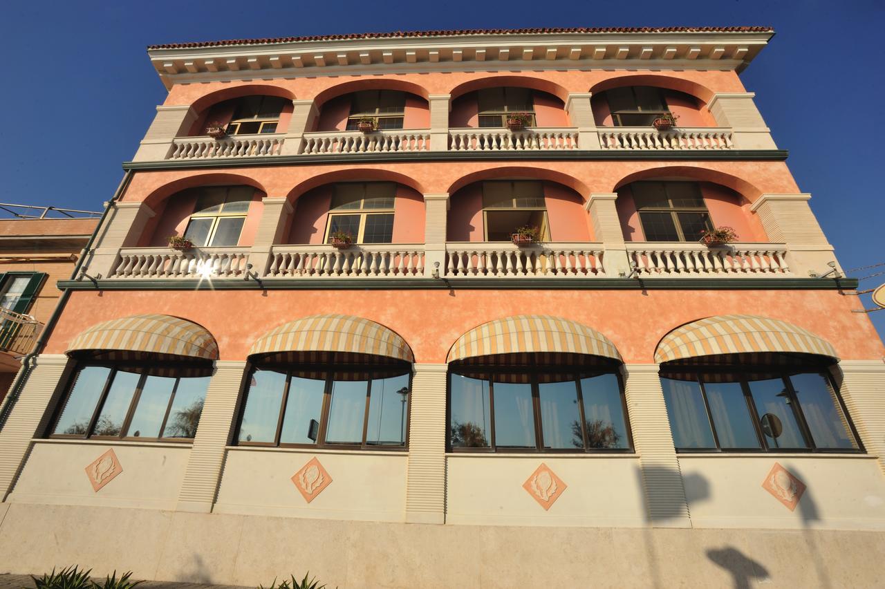 Hotel Miramare Ladispoli Buitenkant foto