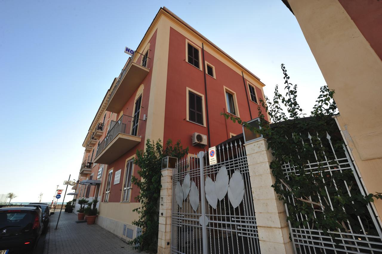 Hotel Miramare Ladispoli Buitenkant foto